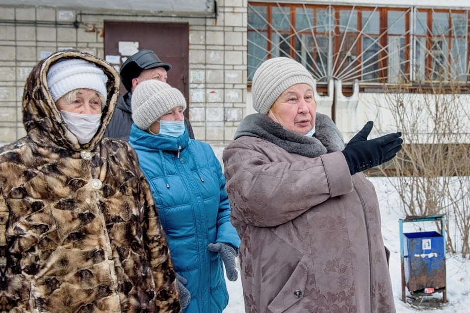 Пожилые жители дома 20а по улице Ильича практически в ежедневном режиме собираются вместе и обсуждают, что еще необходимо предпринять для решения вороха проблем. И они готовы идти до конца: «Уезжать нам отсюда некуда, хочется жить в человеческих условиях»