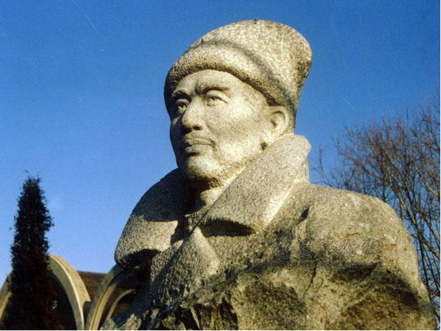 Памятник Жэнь Фучэню в Лояне. В Китае его считают первым коммунистом