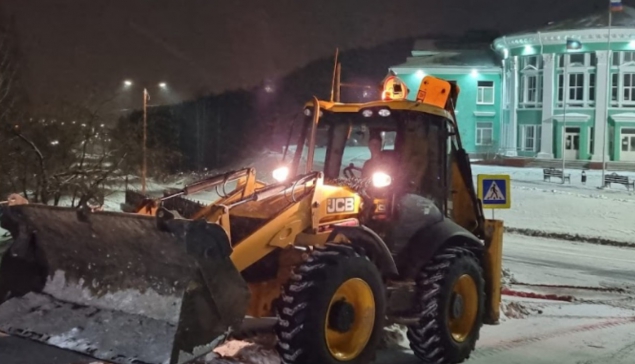 24.11.2021 г. Техника работает по центральным улицам Нижней Туры. Для кого ночь – время сна, для кого – разгар рабочего дня