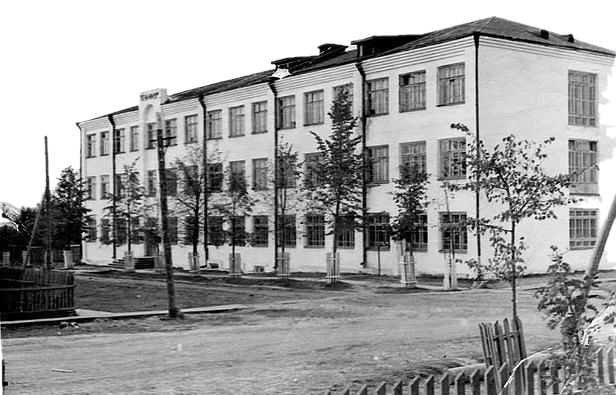 Первая учебная группа Исовского техникума начала заниматься 23 марта 1932 года. Эта дата и считается днем рождения учебного заведения. Однако тогда техникум еще не имел своего помещения. Фундамент трехэтажного учебного корпуса в поселке Ис был заложен в 1933 году