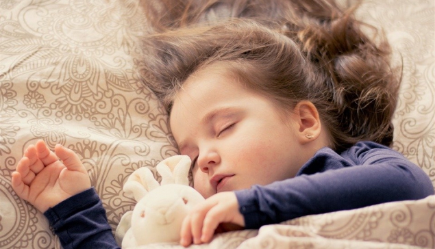 Важно создать хорошие условия для сна ребенка – влажность, комфортная температура воздуха в комнате, обязательное проветривание, удобный матрас и удобная мягкая одежда для сна