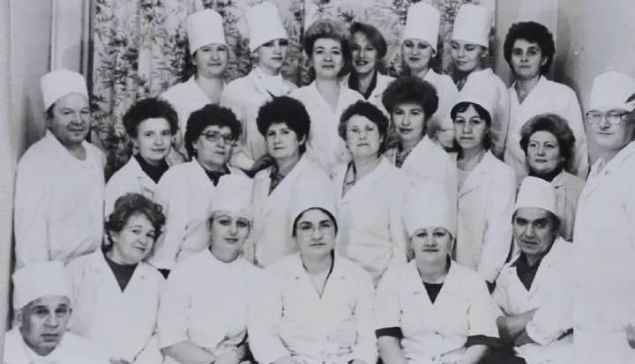 Коллектив хирургического отделения, 1994 год. 17 декабря 2022 года отделению исполнится 70 лет