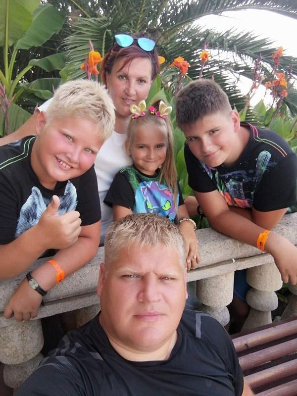 Ольга и Павел Макаровы счастливы в браке 15 лет. У них трое детей: Вова, Кирилл и Юля 