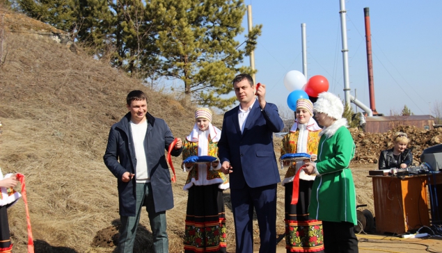 В знак запуска нового водовода глава НТГО Алексей Стасёнок (справа) и председатель Думы НТГО Андрей Постовалов перерезали символическую красную ленту 