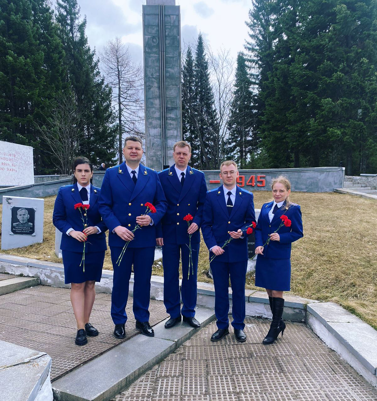 6 мая сотрудники прокуратуры Нижней Туры почтили память бойцов, воевавших в годы Великой Отечественной войны, возложили цветы на главном городском мемориале 