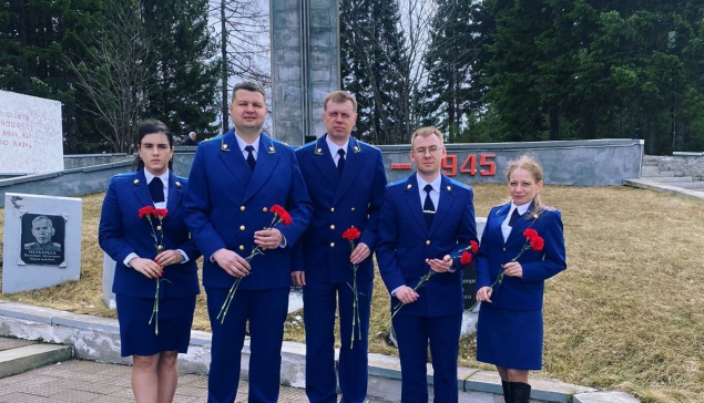 6 мая сотрудники прокуратуры Нижней Туры почтили память бойцов, воевавших в годы Великой Отечественной войны, возложили цветы на главном городском мемориале 
