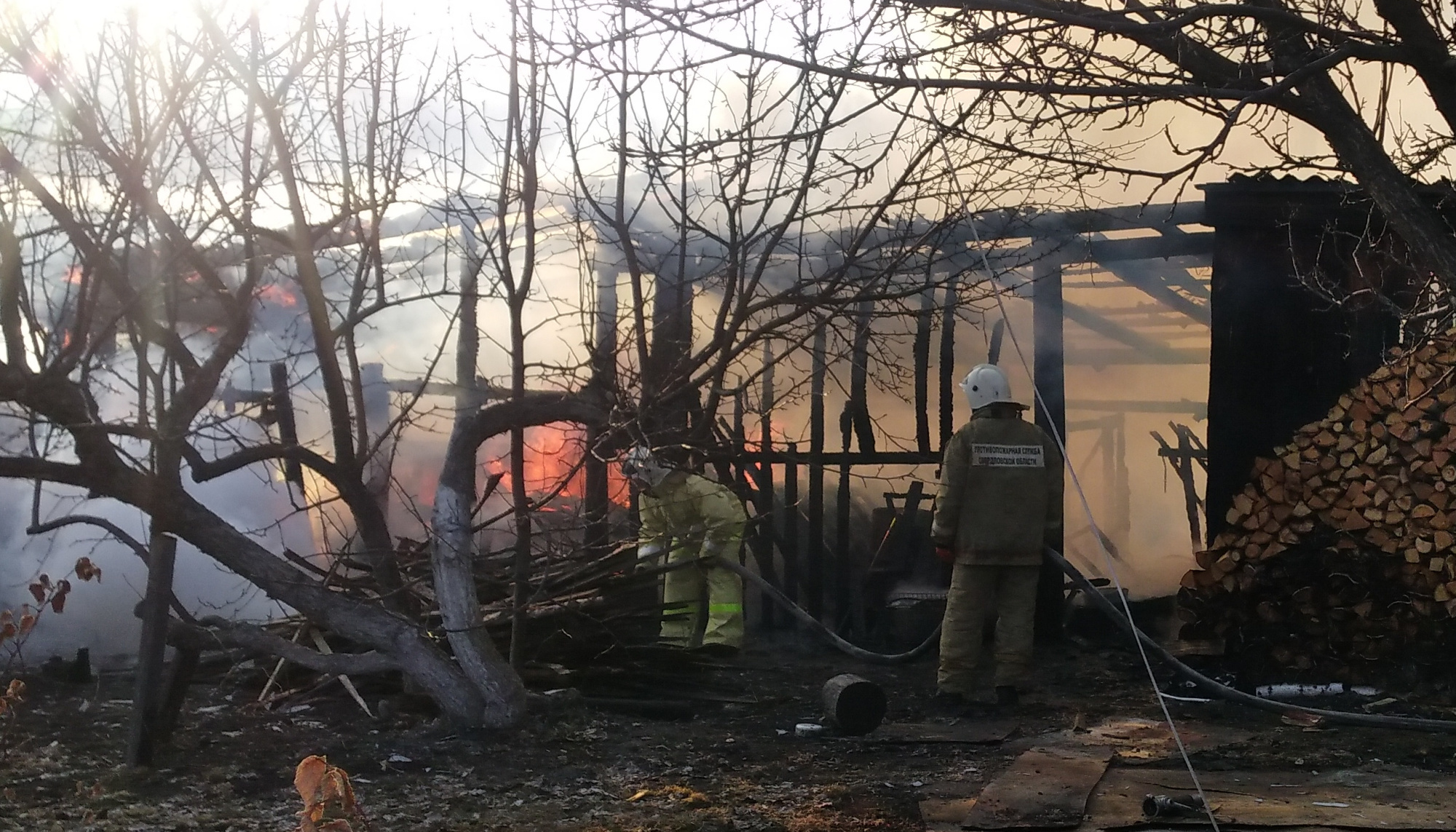 Тушение пожара на улице Луговой, произошедшего 10 мая 