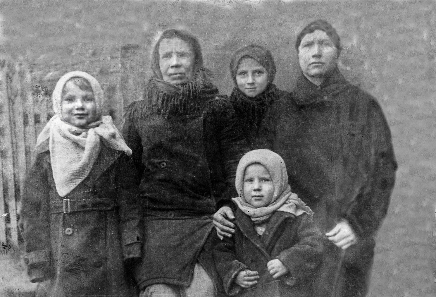 До сентября 1943 года маленькая Клава (на снимке справа) находилась в лагере смерти. Она ничего не помнит о жизни за колючей проволокой, и это к лучшему. Детская психика просто заблокировала страшные воспоминания 