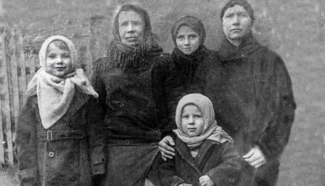 До сентября 1943 года маленькая Клава (на снимке справа) находилась в лагере смерти. Она ничего не помнит о жизни за колючей проволокой, и это к лучшему. Детская психика просто заблокировала страшные воспоминания 