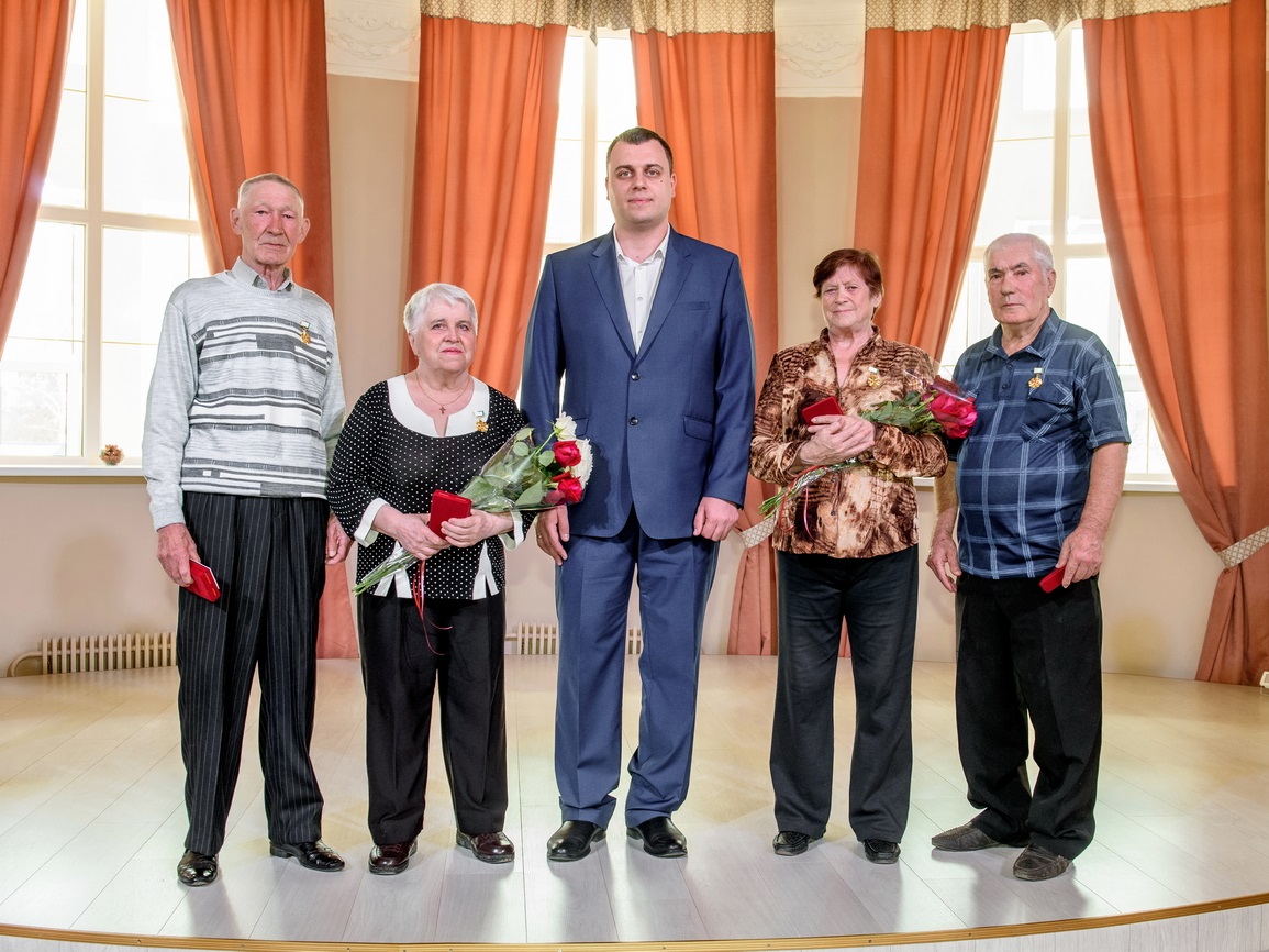 Супруги Перминовы и Роговы с благодарностью приняли знаки отличия «Совет да любовь» из рук главы НТГО Алексея Стасёнка