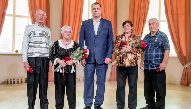 Супруги Перминовы и Роговы с благодарностью приняли знаки отличия «Совет да любовь» из рук главы НТГО Алексея Стасёнка