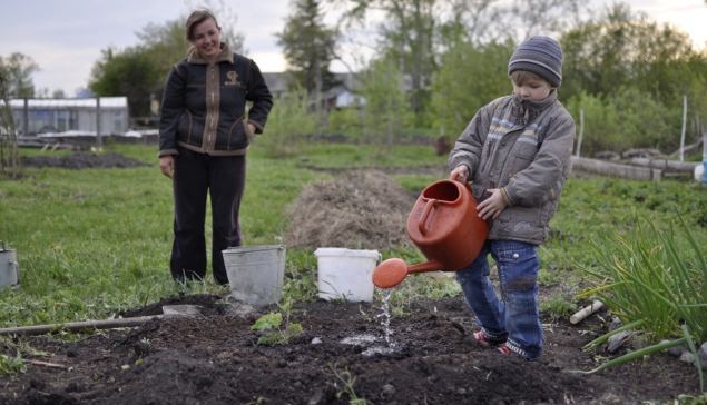 У сына с 5 лет в огороде своя грядка. Все вырастает у него даже лучше, чем у меня