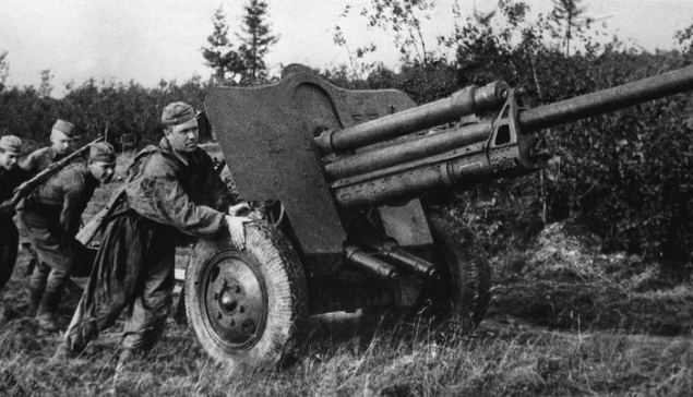 Расчет выкатывает на боевую позицию 76-миллиметровую дивизионную пушку образца 1939 года во время боев под Ржевом. 1942 год