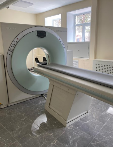 В декабре прошлого года начался ремонт рентген-кабинета, который находится в терапевтическом корпусе. Сегодня пациентов принимают в кабинете, который  оборудован новой современной защитой и вентиляцией, здесь установлено новое освещение и видеонаблюдение