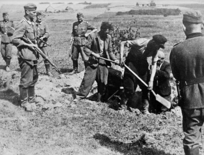 Советские партизаны роют себе могилу под охраной немецких солдат