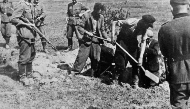 Советские партизаны роют себе могилу под охраной немецких солдат