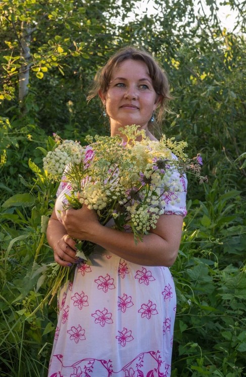 – Я не только собираю травы в лесу, но и выращиваю их сама. Мне очень нравится не только польза трав, но и красота. А какой аромат стоит в этом уголке моего сада – все пчелки и бабочки слетаются –  настоящий райский уголок!