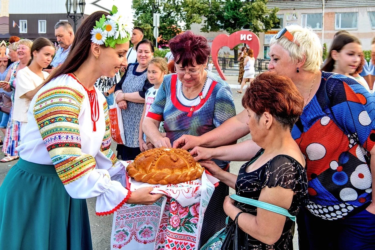 В день 198-летия поселка Ис дорогих гостей праздника встречали хлебом и солью
