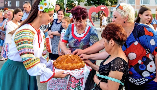 В день 198-летия поселка Ис дорогих гостей праздника встречали хлебом и солью