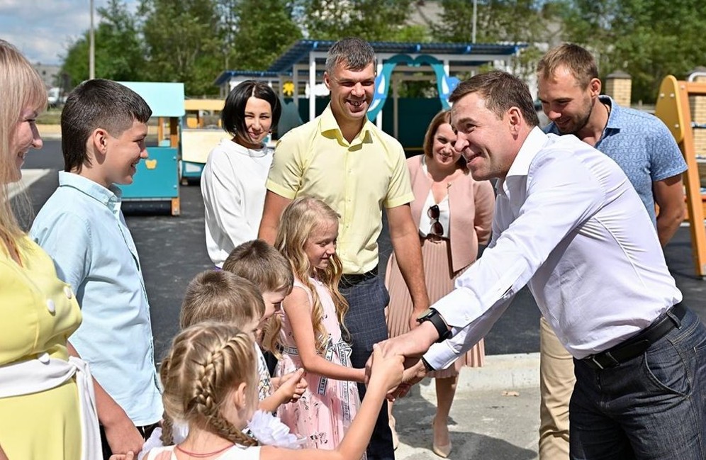 В Волчанке у детского сада губернатора встретила многодетная семья Соколовых, которым два года назад Евгений Куйвашев передавал вместительный автомобиль «Лада». Пятерым детям Василия и Ольги предстоит учиться в современных условиях, которые создаются как в Волчанке, также как и по всему региону, чтобы уральские школьники получали образование нового уровня 