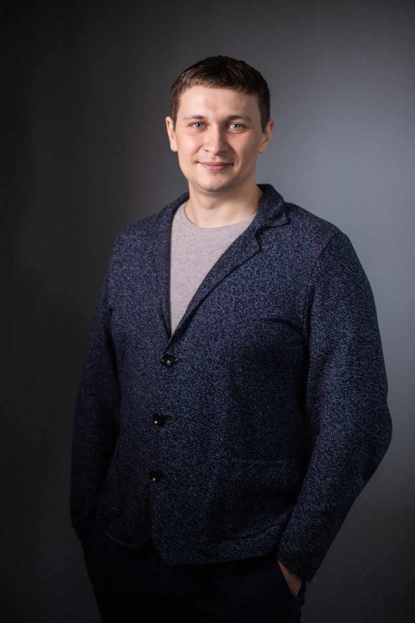 Андрей Постовалов входил в состав Молодежного совета при главе НТГО, был избран депутатом Думы НТГО в 2012 году, в 2017 году стал председателем Думы НТГО