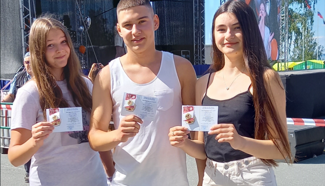 Александра Бакланова (слева), Семен Наниев и Полина Марисова в День города получили свои золотые значки ГТО 