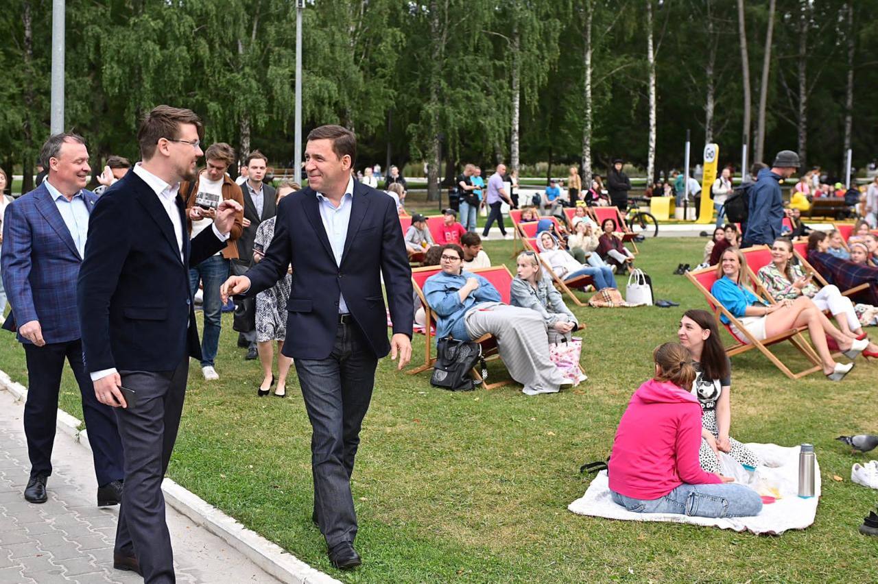 Евгений Куйвашев осмотрел парк Маяковского, пообщался с жителями и представил зрителям фильм «Любовь и голуби»