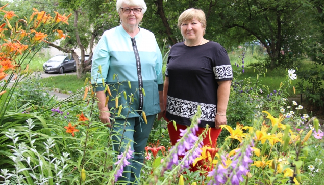 Шесть лет назад на участке у подъезда Раисы Игнатовой (слева) и Ольги Пересыпкиной на Скорынина, 11 рос бурьян да крапива. Сегодня стараниями этих двух женщин здесь цветник, который цветет все лето