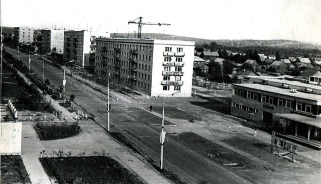 Первые двухэтажные дома на улице Клубной (сегодня это улица Малышева) начали строить в 1954 году, а позже появилось и благоустроенное жилье
