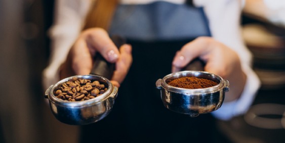 Кофе в зернах дольше не теряет вкуса и запаха. Однако специалисты считают, что принципиаль¬ной разницы между зерно¬вым и молотым кофе нет. Глав¬ное – чтобы он был своевремен¬но и правильно упакован