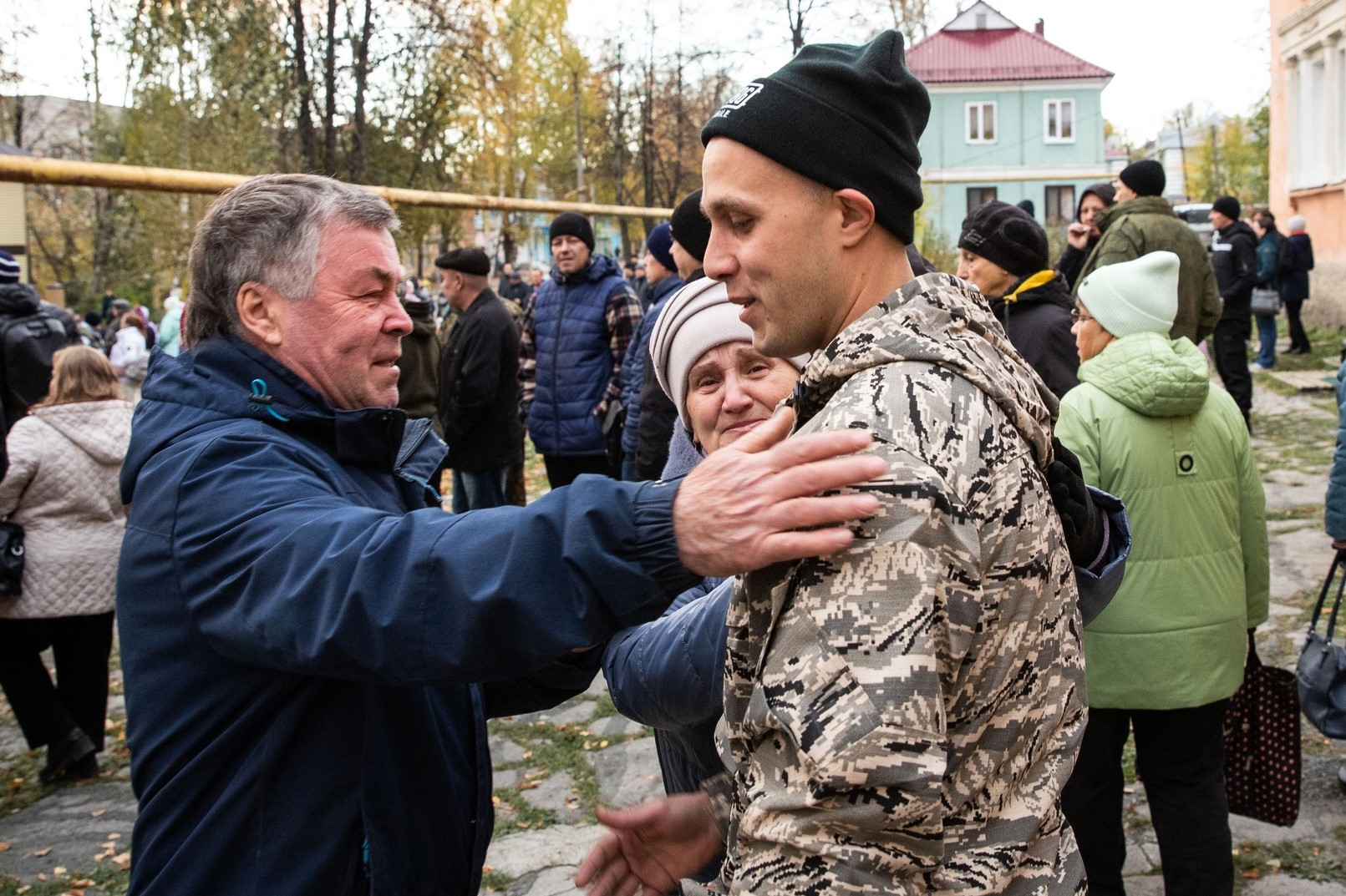 Храни вас Бог, наши защитники! Пусть каждая мать дождется сына, каждая жена – мужа, каждый ребенок – отца, каждая девушка – своего парня живыми и невредимыми! Пусть скорее все закончится и будет мирное небо над головой!