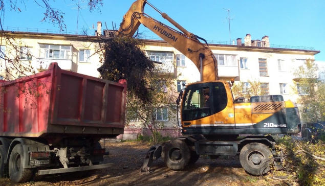 На участке возле городского загса сегодня идут подготовительные работы к земляным работам и демонтажу теплосети