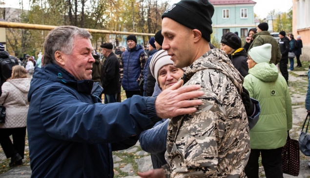 Храни вас Бог, наши защитники! Пусть каждая мать дождется сына, каждая жена – мужа, каждый ребенок – отца, каждая девушка – своего парня живыми и невредимыми! Пусть скорее все закончится и будет мирное небо над головой!