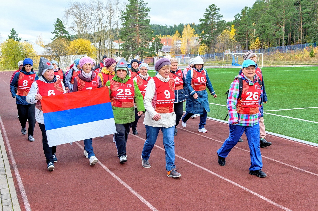 В рамках Всероссийского дня ходьбы на центральном стадионе пенсионеры НТГО показали, как они поддерживают свою страну в это непростое время 
