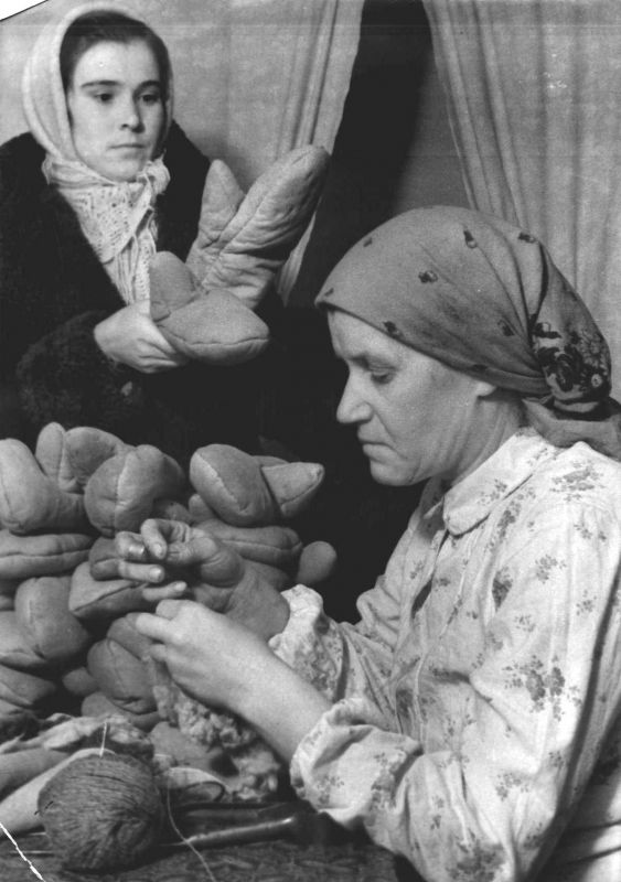 Несмотря на тяжелую и голодную жизнь в тылу, женщины и дети помогали фронту как могли – вязали и шили для наших солдат носки, варежки, кисеты, носовые платки
