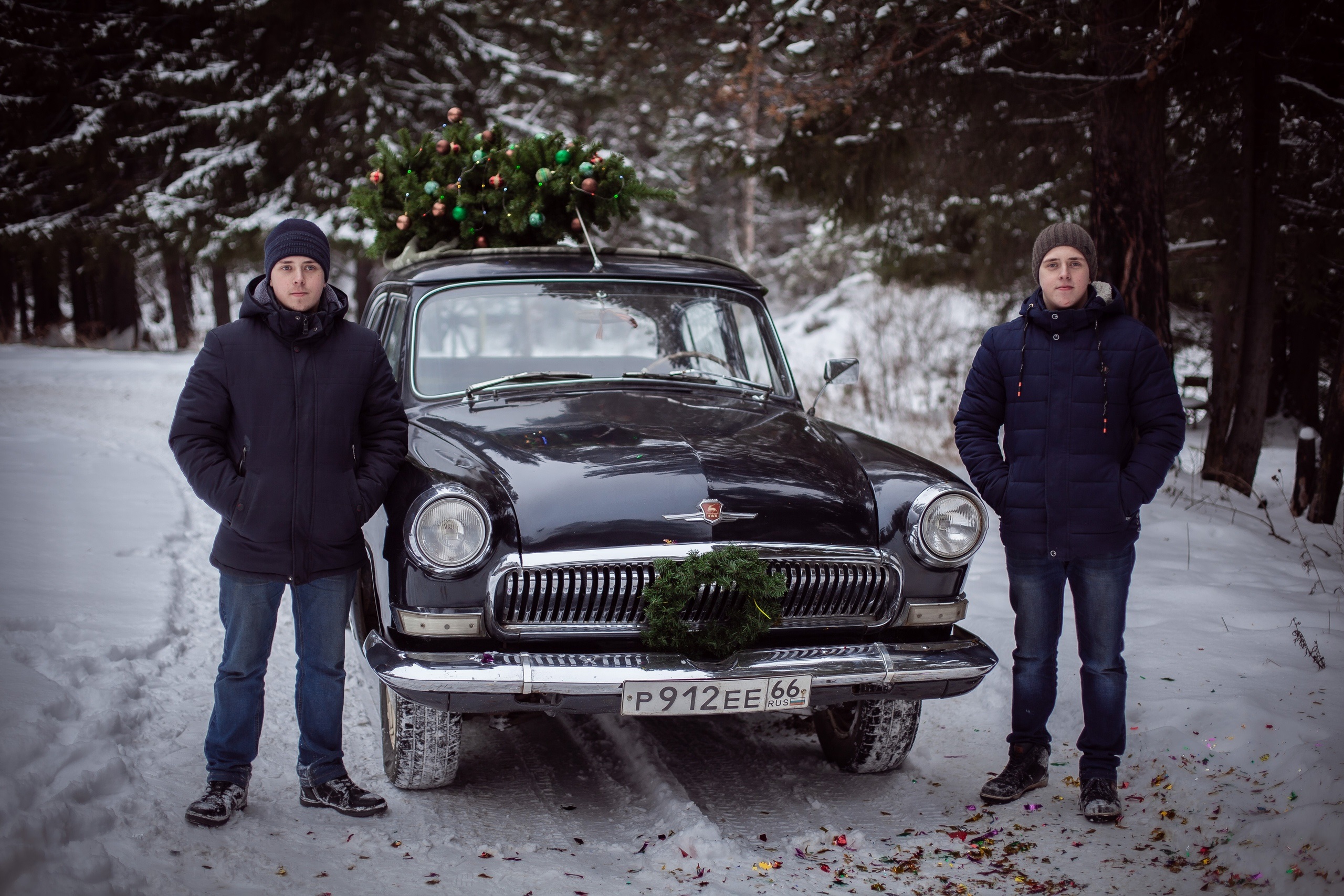 Чтобы разбираться в автомобилях и научиться их чинить, Евгений и Максим Карлины поступили в Исовский техникум на автомехаников, и самостоятельная реставрация автомобиля стала для них лучшей профессиональной практикой / 