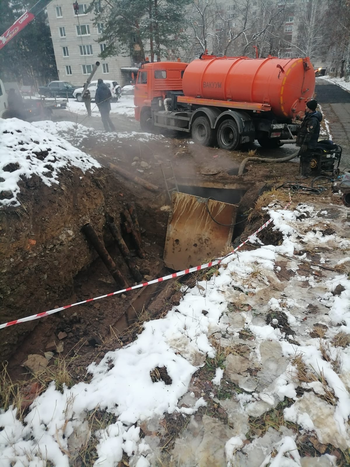Сотрудники МУП «Искра» устраняли аварию до поздней ночи 31 октября, а 1 ноября яма была уже закопана. Жители ждут восстановления территории