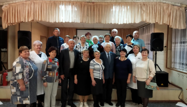 Ветераны Свердловской области, отдыхающие в санатории, и председатель областного Совета ветеранов Юрий Судаков (4-й справа в первом ряду)