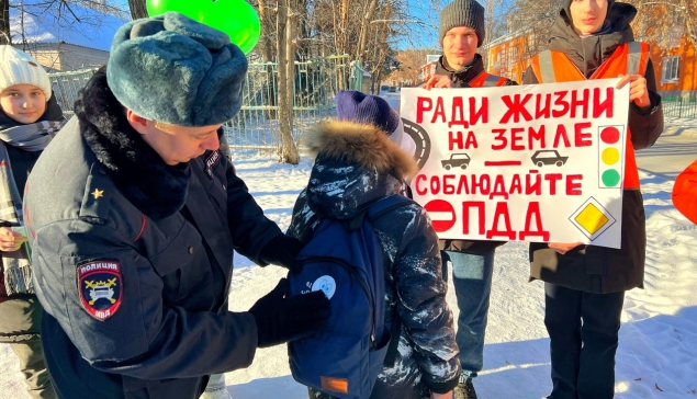 Сотрудники Госавтоинспекции Нижней Туры совместно с волонтерами средней общеобразовательной школы № 3 провели акцию в память о жертвах ДТП