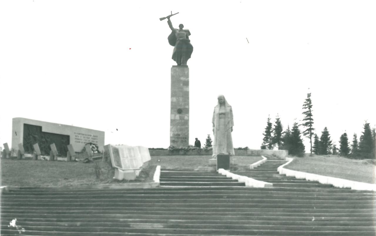 «Слава героям 1941–1945» – такие слова были на пьедестале Солдата- победителя в день открытия мемориала и до реставрации в 1980-х годах