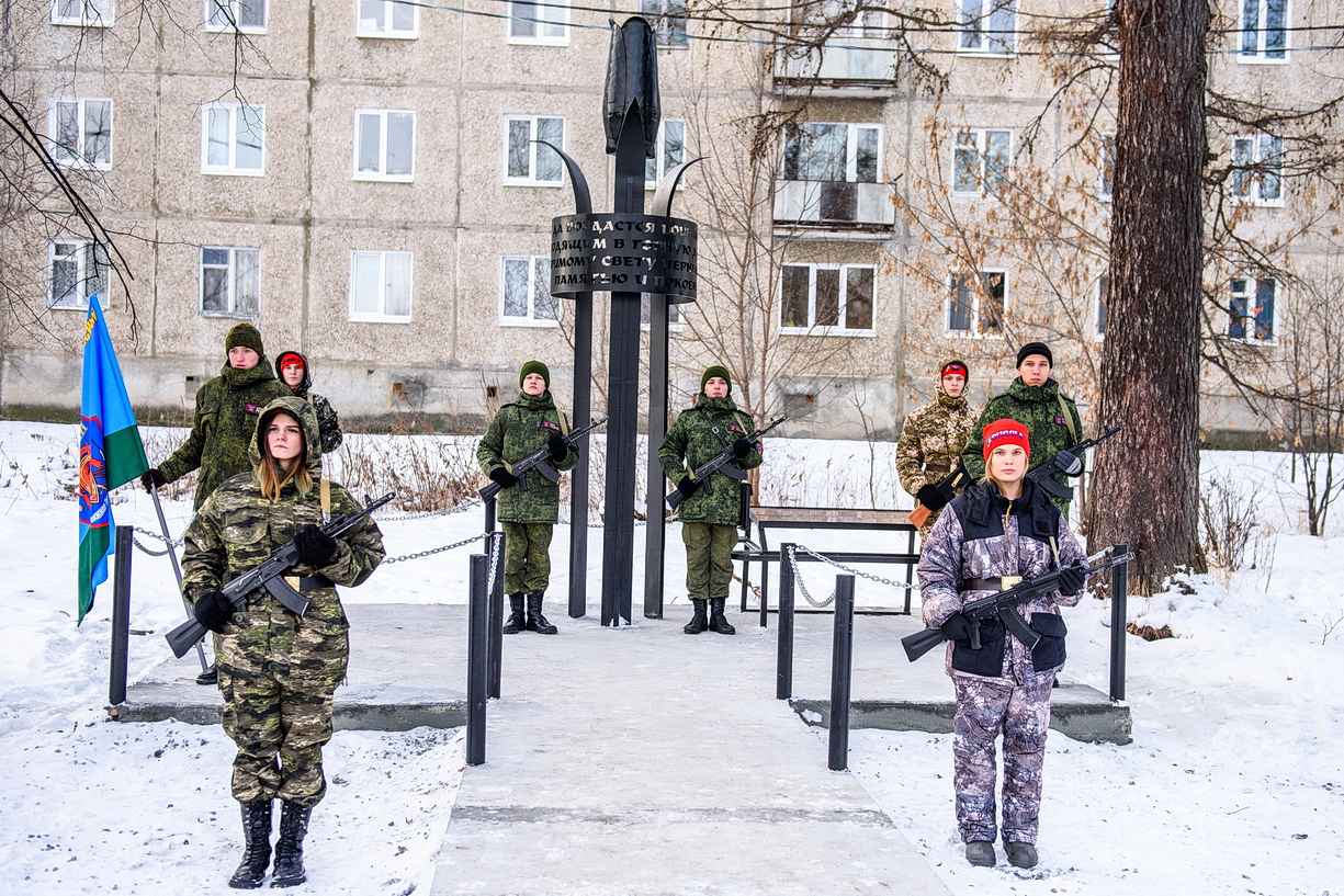 В почетном карауле возле памятника стояли ребята из военно-патриотических клубов и юноармейцы
