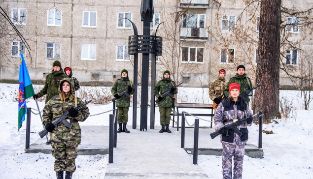 В почетном карауле возле памятника стояли ребята из военно-патриотических клубов и юноармейцы