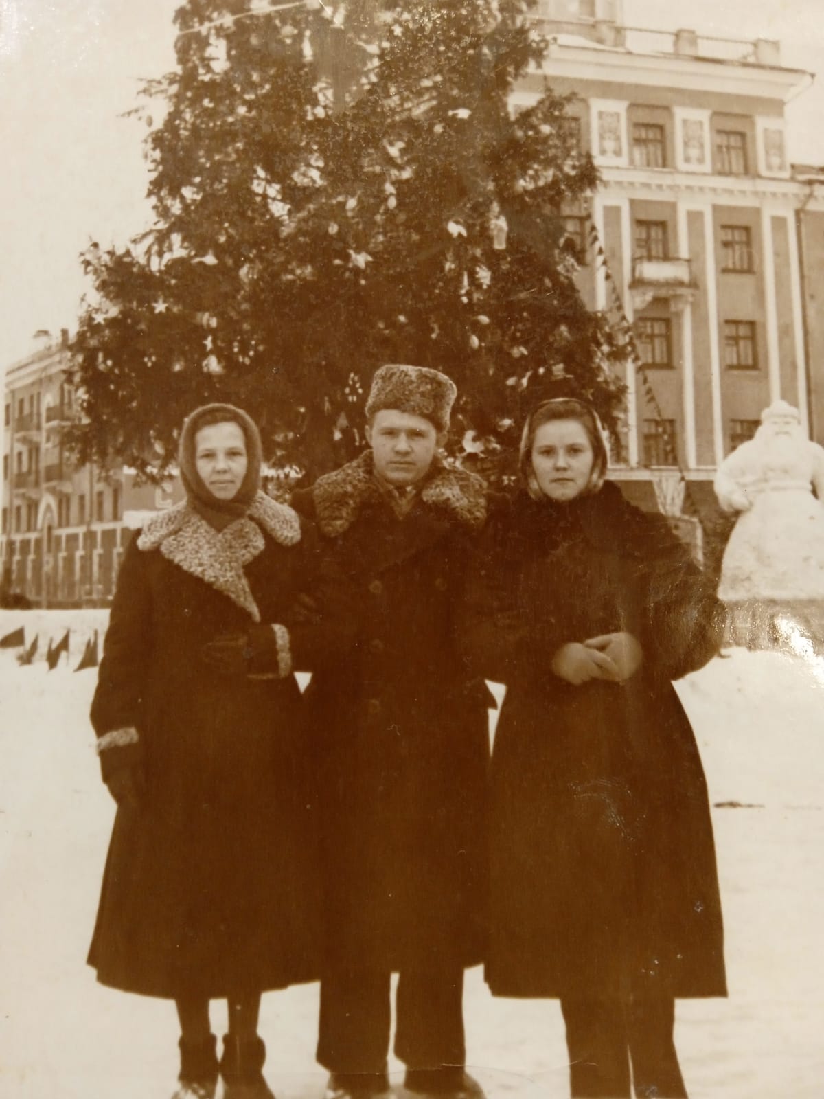 60-е годы. Галина Макарова (слева) с подругой Алевтиной Гавриловой (справа) сделали это фото на главной площади в Екатеринбурге