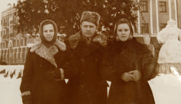 60-е годы. Галина Макарова (слева) с подругой Алевтиной Гавриловой (справа) сделали это фото на главной площади в Екатеринбурге