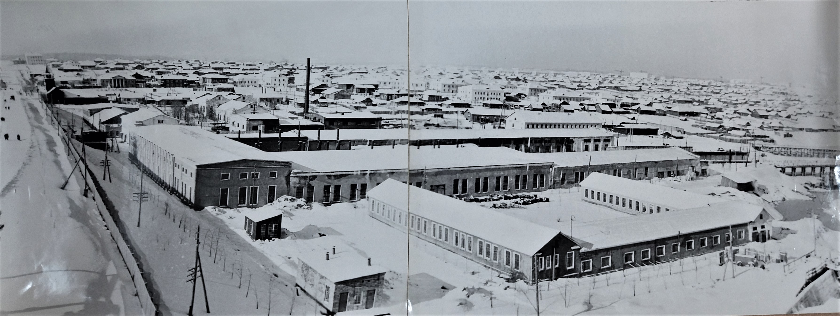 Общий вид электроаппаратного завода и старой части города со стороны горы Шайтан. Декабрь 1961 года 