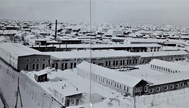 Общий вид электроаппаратного завода и старой части города со стороны горы Шайтан. Декабрь 1961 года 