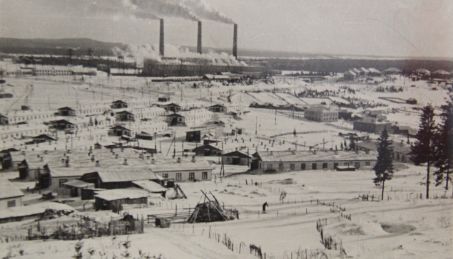 1953 год. Панорама новой части Нижней Туры с горы Шайтан. Через четыре года эти бараки будут снесены, и на их месте начнется строительство Дома культуры и 3-этажных жилых домов, которые сегодня нижнетуринцы называют «АБВГДейкой»