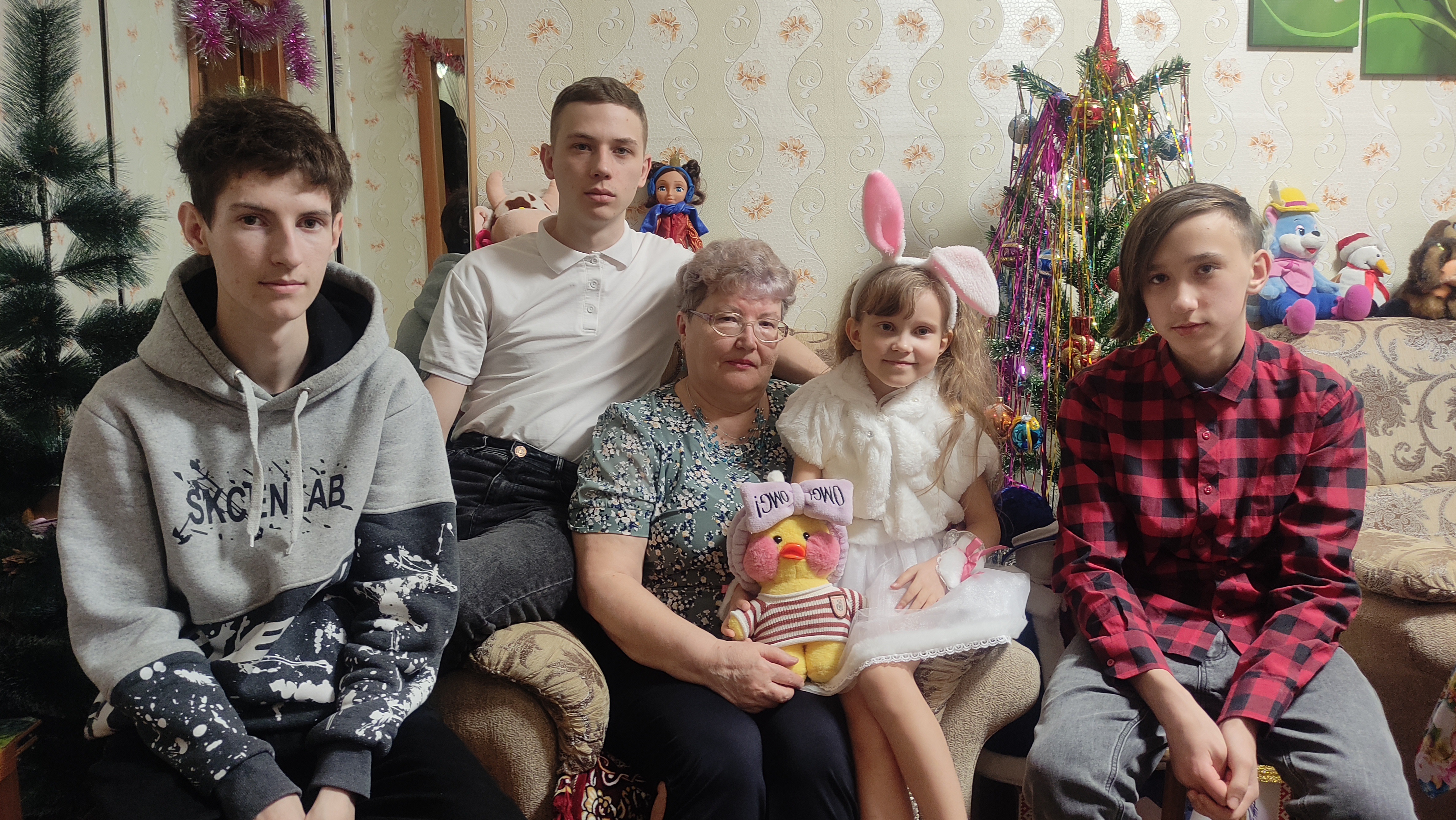 Любовь Аркадьевна очень любит Новый год, когда собирается вся семья и любимые внуки