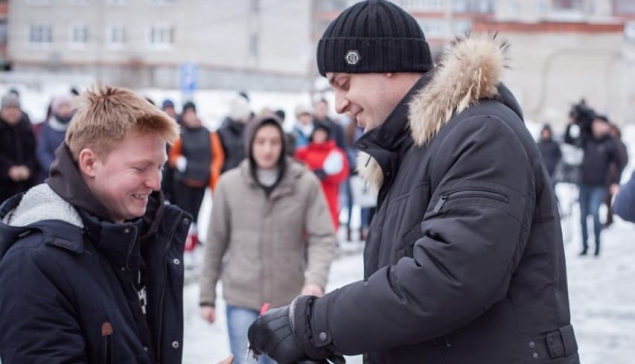 Алексею Стасёнку удалось установить рекорд по вводу социального жилья в Нижней Туре. На этом снимке 2019 года он вручает ключи от квартир в 5-этажном доме по ул. Ленина, 65 А. А в 2021 году рядом будет сдан 9-этажный дом для переселения из ветхого и аварийного жилья, а на улице Машиностроителей 9-этажный наемный дом – пилотный проект Свердловской области