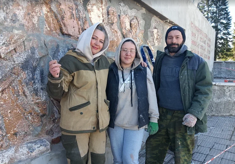 Вместе с Татьяной Перевозниковой (слева) над восстановлением барельефов работают Наталья Мазуренко и Гасан Мирзаев